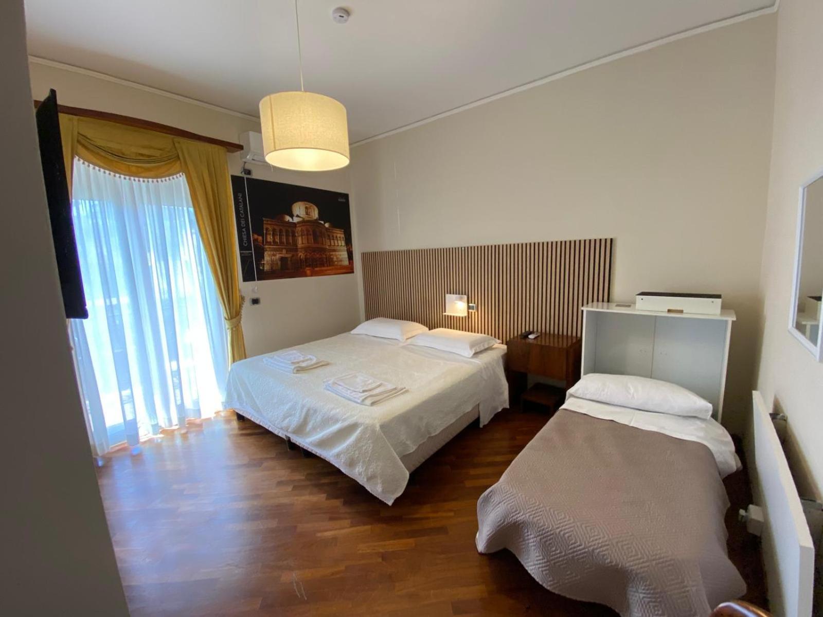 Casa Battisti Messina Guest House In Centro Citta, Ideale Per Famiglie O Gruppi Exterior photo